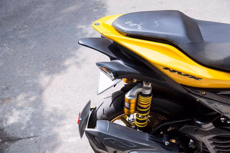 Khắc phục nhược điểm phuộc sau yếu của NVX, chủ xe đã sử dụng phuộc độ của Racing Boy. Đặc biệt, chiếc xe còn có hệ thống phanh sau được nâng cấp lên phanh đĩa với các phụ tùng từ Honda SH. Được biết chiếc xe này là chiếc NVX đầu tiên tại Sài Gòn độ phuộc và phanh đĩa sau.