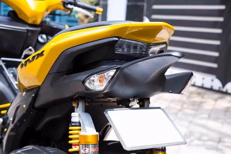 Thay vì phát biển số kèm xi-nhan nguyên bản, bike Quảng Ngãi đã tìm cách chế mủ cặp xi-nhan một cách gọn gàng vào nhựa đuôi xe, cùng với pát biển số rút gọn. Nằm giữa cặp đèn xi-nhan là một chiếc "sừng" được chế mủ dài ra hẳn bên ngoài, khiến phần đuôi xe trông như một chú bọ hung. Bên dưới là pát biển số rút gọn.