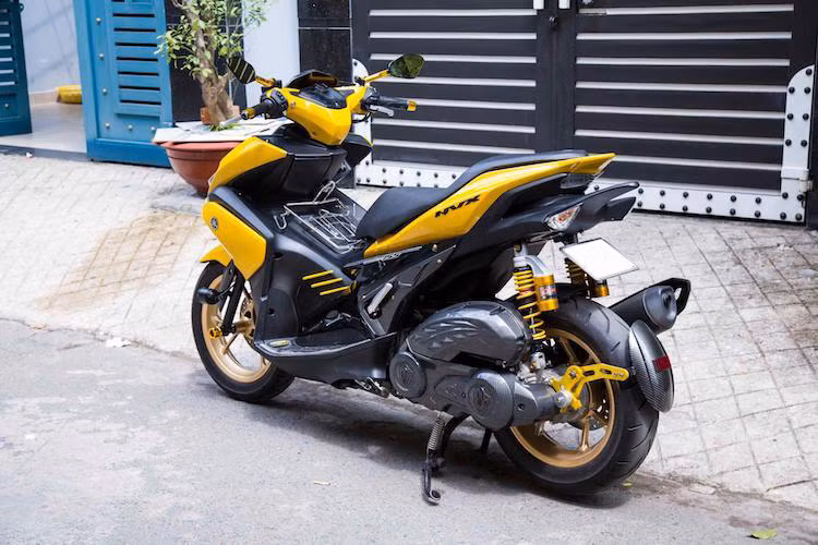 Chỉ bằng cách đổi màu và trang bị cho xe một số đồ chơi đơn giản, một biker Quảng Ngãi sống tại Sài Gòn đã biến chiếc xe máy tay ga Yamaha NVX 155 càng trở nên thể thao và độc đáo hơn.