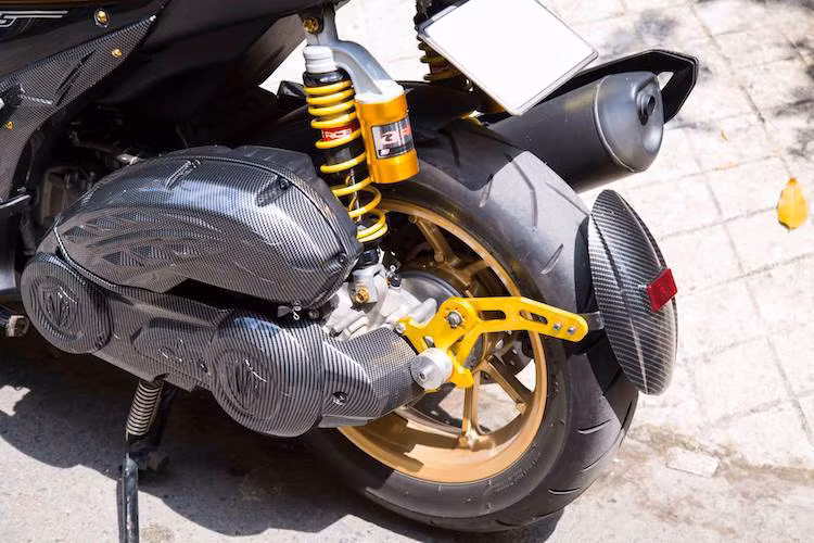 Khối động cơ 155 cc SOHC 4 van với công nghệ van biến thiên VVA của NVX vốn đã khá mạnh mẽ, chính vì vậy người chơi xe chỉ "trang trí" lại bằng vỏ máy và vỏ lọc gió với các họa tiết nổi mạnh mẽ hơn. Các chi tiết này cũng đã được sơn nhúng giả vân sợi carbon theo phong cách thể thao.