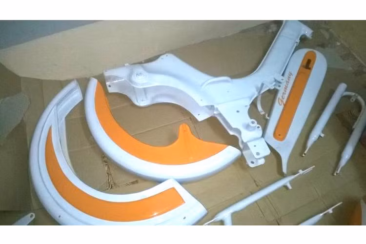 Với niềm đam mê dành cho những mẫu xe đạp máy "lừng danh" một thời, một nhà sưu tập xe tại Cần Thơ đã bỏ công phục chế một chiếc Sachs Goebel cũ nhưng "còn zin" về trạng thái hoàn hảo như mới vừa lăn bánh từ nhà máy của hãng ở Đức cách đây hơn nửa Thế kỷ.