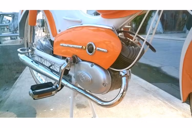 Sachs Goebel được trang bị động cơ 2 kỳ xi-lanh đơn với dung tích 48cc. Chiếc xe không được trang bị hệ thống đề, thay vào đó người dùng sẽ phải sử dụng bàn đạp để nổ máy. Khi hết xăng, người lái vẫn có thể sử dụng bàn đạp như một chiếc xe đạp bình thường.