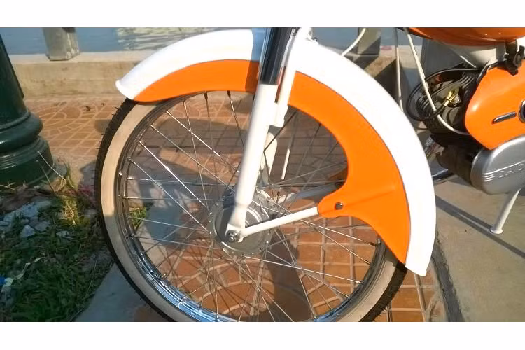 Ra đời từ lâu nhưng Sachs Goebel vẫn có các chi tiết tương đương những mẫu xe máy phổ thông hiện nay như phanh đùm phía trước, phuộc ống lồng... Chắn bùn trước của xe ôm gọn lấy bánh, chống bắn bẩn cho người điều khiển.