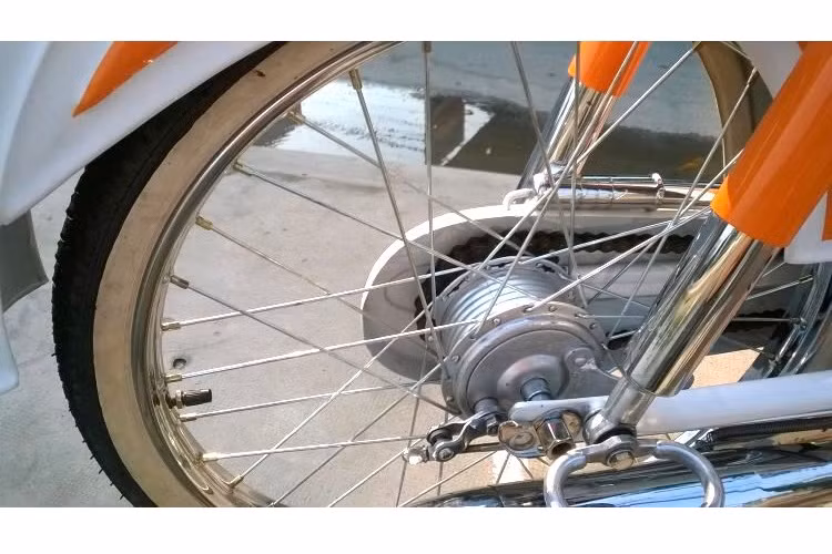 Giống như bánh trước, bánh sau của xe cũng sở hữu hệ thống phanh đùm và phuộc ống lồng.