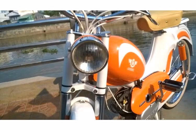 Hướng tới sự dễ điều khiển, chiếc xe được trang bị ghi-đông vòng về hai bên thành hình chữ U giống những chiếc xe đạp. Phía trước chiếc xe là một đèn pha tròn với chóa thuôn dài đẹp mắt.