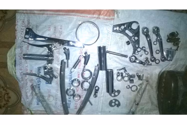 Do vốn đã giữ lại nhiều chi tiết "zin" nên việc phục chế khá đơn giản. Toàn bộ phần thân vỏ của xe đã được sơn lại trong tông màu trắng kem/cam nổi bật, trong khi từng chi tiết nhỏ cũng đã được người chơi xe cất công mạ lại.