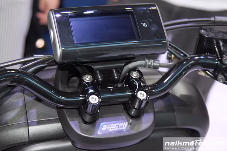 Giống như phần còn lại của chiếc xe, nằm trên ghi-đông trần của QBIX là một bảng đồng hồ cũng có dạng hình khối vuông vức và gần như hoàn toàn là một màn hình LCD, chỉ giữ lại một số đèn báo. QBIX cũng được trang bị hệ thống dừng-chờ Stop Start System tương tự Idling Stop của đối thủ Honda.