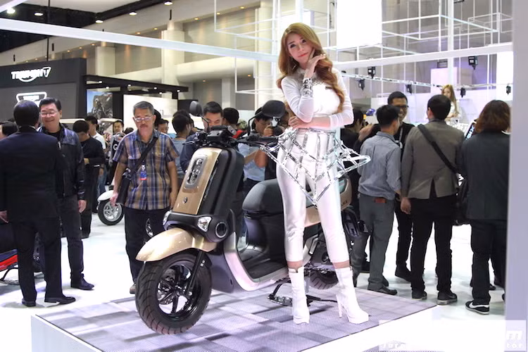 Không chịu "kém cạnh" đối thủ đồng hương Honda với chiếc Scoopy i thế hệ mới, Yamaha cũng chọn triển lãm Bangkok làm nơi ra mắt một mẫu xe tay ga cỡ nhỏ hoàn toàn mới là Yamaha QBIX 2017. Đều là những mẫu xe tay ga cỡ nhỏ cá tính nhưng so với kiểu dáng hơi mang hướng cổ điển của Scoopy i, QBIX lại sở hữu thiết kế "độc" hơn nhiều.