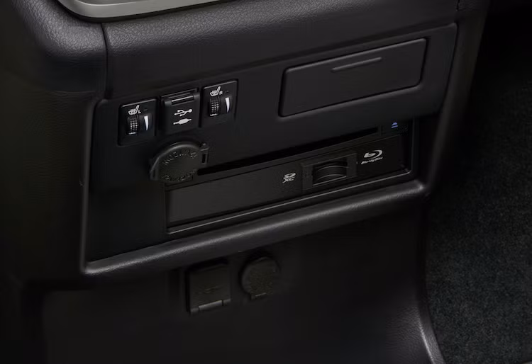 Các trang bị khác của xe bao gồm 5 cổng USB dành cho cả 3 hàng ghế, hệ thống giải trí cho hàng ghế sau có khả năng phát nội dung từ điện thoại hay máy tính bảng chạy Android, màn hình đa thông tin 4,3 inch. Bản Limited cao cấp còn có kính trước và hai bên tán âm cùng hệ thống quan sát xe theo góc nhìn chim bay.