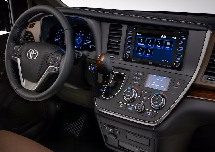 Ở bên trong, mọi phiên bản Sienna 2018 đều có hệ thống thông tin giải trí Entune 3.0 mới nhất với tính năng định vị và sử dụng các ứng dụng khác nhau App Suite. Các bản LE, SE và XLE có thêm kết nối wifi, trong khi bản Limited cao nhất còn có dàn âm thanh JBL 9 loa với loa sub 10,1 inch và định vị hỗ trợ dò điểm đến...