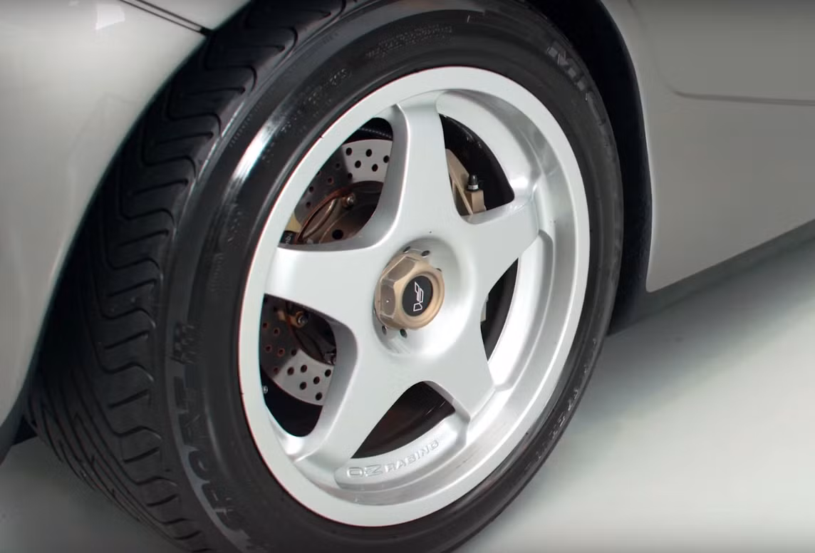 Thay vì mâm 17 inch của F1 bản thường, F1 HDF cũng sở hữu bộ mâm OZ Racing hình sao 5 cánh với đường kính 18 inch lớn hơn, nhưng vẫn có trọng lượng nhẹ. Ở phía đuôi xe, McLaren cũng lắp cho F1 HDF một cánh đuôi cực lớn bằng sợi carbon.