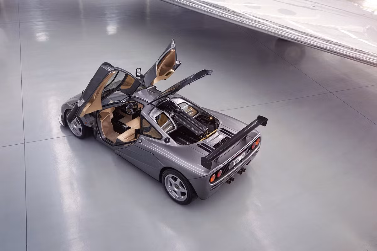 Bên cạnh động cơ, hệ thống treo của McLaren F1 HDF cũng được nâng cấp để đem tới cảm giác lái thể thao hơn. Xe đạt tốc độ tối đa khoảng hơn 360 km/h thay vì 373 km/h như phiên bản thường do có cánh đuôi cản gió hơn. Bù lại, độ ổn định và bám đường của F1 HDF vượt trội hơn hẳn so với phiên bản thường.