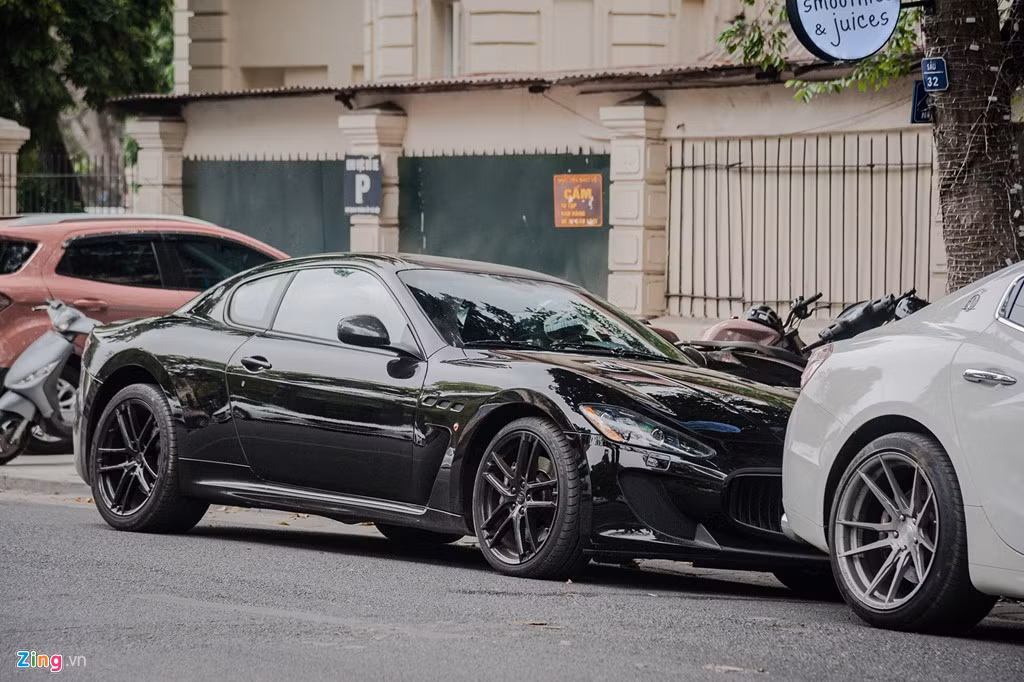 Vận tốc tối đa đạt được ở mức 303 km/h. Một số điểm nổi bật trên xe bao gồm toàn bộ thân xe mang màu đen, với một số chi tiết ốp sợi carbon. Vành xe hợp kim 5 chấu kép, kích thước 20 inch. Cùm phanh màu đỏ.