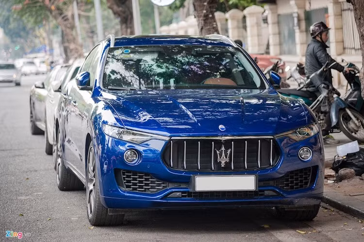 Chiếc Maserati Levante màu xanh dương này là xe đầu tiên về Hà Nội. Mặt trước khác biệt với lưới tản nhiệt dạng nan dọc, mạ chrome sáng bóng theo phong cách hàm cá mập đặc trưng của Maserati.