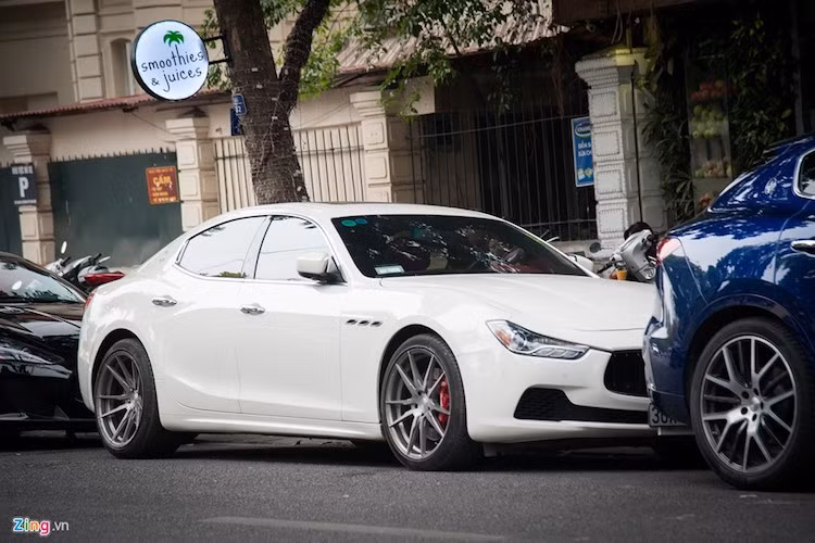 Maserati Ghibli S Q4 thiên về hiệu suất nhiều hơn so với sự sang trọng của sedan. Mẫu xe đến từ Italy nổi bật với thiết kế đẹp và âm thanh từ động cơ, tiếng pô.