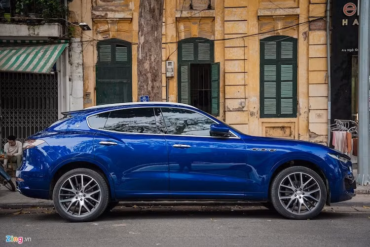 Logo đinh ba của thần Neptune nằm ở vị trí trung tâm. Cụm đèn hậu nổi bật nhờ dải LED chuyển màu, đèn pha và đèn chiếu sáng ban ngày LED.