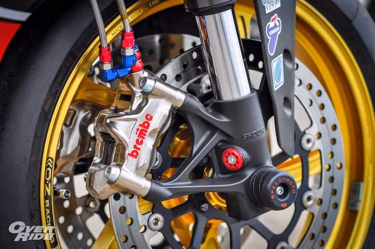 Ở dạng nguyên bản, chiếc 899 Panigale vốn đã có cặp phanh trước Brembo 4 pis khá cao cấp. Tuy nhiên trên bản độ này, Pit Stop Motorcycles đã còn tiếp tục nâng cấp cặp heo Brembo GP4RX đẳng cấp hơn cho xe, đi kèm với dây dầu bẻ góc 90 độ của Earl's.