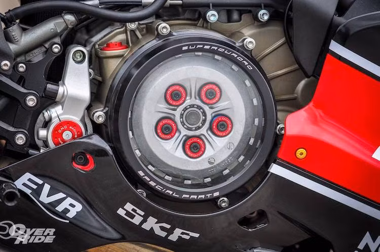 Khối động cơ L-Twin nguyên bản của 899 Panigale được giữ nguyên, tuy nhiên có một số nâng cấp quen thuộc với người chơi Ducati. Trong đó, bưởng công của xe đã được thay bằng lốc nồi trong suốt Ducabike, thường được dân chơi Việt gọi bằng tên gọi "bể cá". Ngoài ra, cảm giác tay côn của xe cũng nhẹ nhàng hơn nhờ bộ trợ côn EVR.