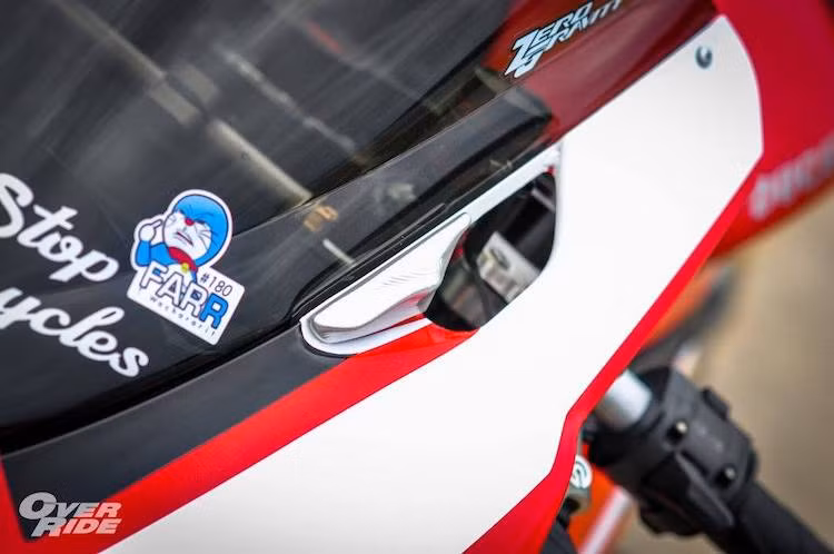 Để đem tới vẻ thể thao hơn cho xe, xưởng độ này cũng thay dè trước carbon mờ cho 899 Panigale. Cùng với kính chắn gió trước đã được bỏ đi và thay bằng pát che CNC Evotech, ngoại hình chiếc xe đã giống như những xe đua hơn. Kính chắn gió trước Zero Gravity khiến gió ít tạt vào người lái hơn trên đường xa, tránh cảm giác mệt mỏi.