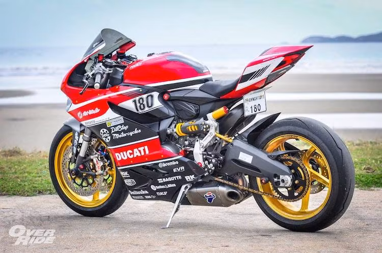 Toàn bộ thân xe nguyên bản của 899 Panigale không có sự thay đổi, ngoại trừ bộ tem theo phong cách xe đua. Một điểm nhấn đặc biệt trên bản độ này đó là cặp mâm 5 cánh xoắn bằng hợp kim nhôm siêu nhẹ của OZ, với thiết kế gợi nhớ về các dòng superbike Ducati 916/996/998 lừng danh một thời.