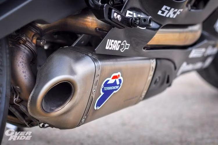 Nằm bên dưới gầm xe là cặp pô Termignoni chính hãng từ Ducati, được tích hợp hoàn hảo vào kiểu dáng của 899 Panigale. Nằm phía trên cặp pô là bộ số gảy và để chân trọng lượng nhẹ của CNC Racing, đem tới khả năng điều chỉnh tư thế ngồi tự do hơn cho 899 Panigale.