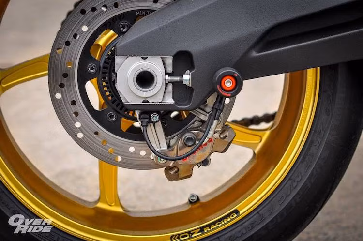 Đi kèm với bộ mâm OZ là cặp lốp "siêu bám đường" Pirelli Diablo Supercorsa với lốp trước 120/70/17 và lốp sau 190/50/17. Ở phía sau, chiếc xe đã được nâng cấp hệ thống phanh với heo Brembo Nickel 2 pis đối xứng.