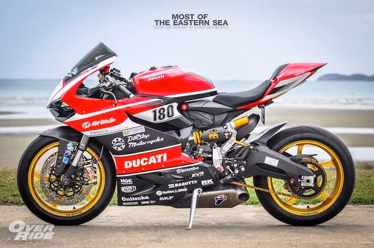 Được coi là phiên bản "giá rẻ" của superbike 1199 Panigale, mẫu superbike Ducati 899 Panigale có thiết kế gần như y hệt, với một số khác biệt như sử dụng gắp đôi thay vì gắp đơn, động cơ nhỏ hơn và một số phụ tùng ít cao cấp hơn. Với giá bán rẻ hơn tương đối, 899 Panigale được rất nhiều biker ưa chuộng.