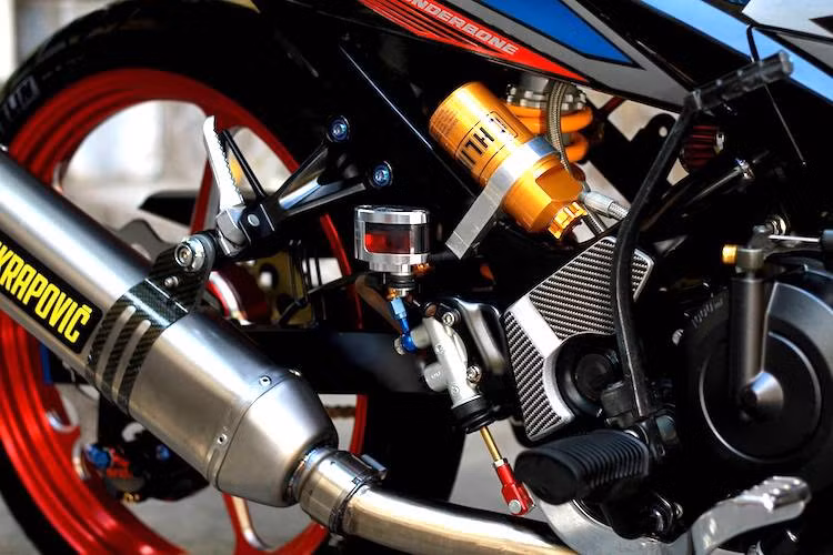 Ở phía sau, chủ xe đã thay bộ phuộc monoshock nguyên bản của Satria F150 bằng phuộc của hãng Ohlins nổi tiếng. Hệ thống phanh sau cũng đã được nâng cấp với tổng phanh Brembo và bình dầu Rizoma.