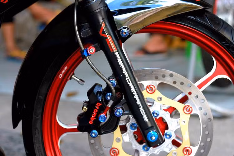 Chưa dừng lại ở đó, bánh trước của chiếc xe còn có các món đồ chơi như đĩa kiểng và heo Brembo, tạo điểm nhấn bên cạnh chiếc mâm đẳng cấp.