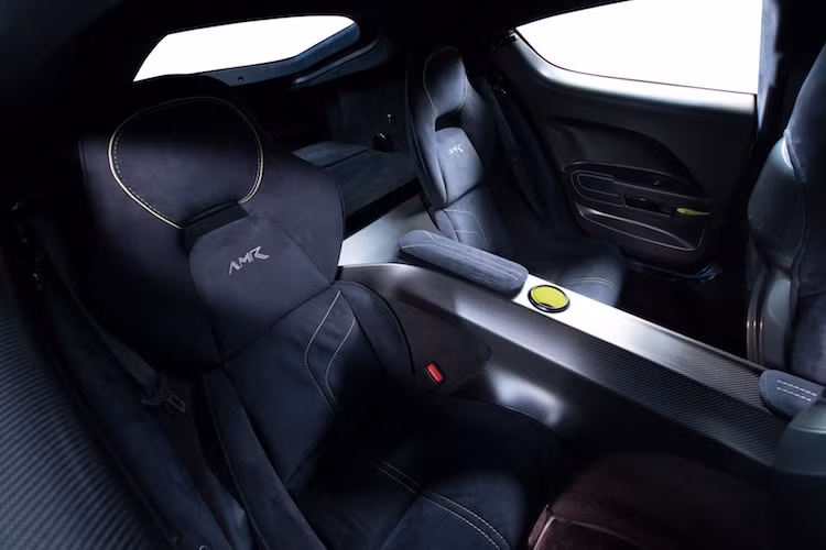 Chạy dọc từ phía trước ra sau xe, toàn bộ bệ trung tâm của Rapide AMR đã được làm từ sợi carbon. 4 ghế ngồi độc lập bên trong khoang lái của xe đều là loại ghế thể thao theo phong cách xe đua.