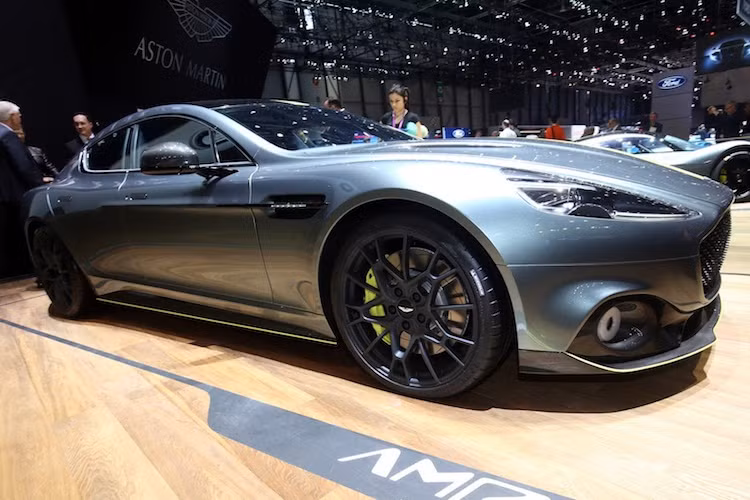 Vẫn sử dụng hệ dẫn động cầu sau và hộp số tự động ZF, Aston Martin cho biết Rapide AMR là chiếc sedan 4 cửa nhanh nhất Thế giới hiện được sản xuất hàng loạt khi chiếc xe có thể đạt tốc độ tối đa lên tới 338 km/h.