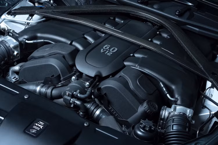 Giống như Rapide thường, Rapide AMR vẫn sử dụng động cơ V12 6.0l nạp khí tự nhiên. Tuy nhiên nhờ có hệ thống xả thể thao mới, chiếc xe đã có công suất được nâng lên thành 600 PS.