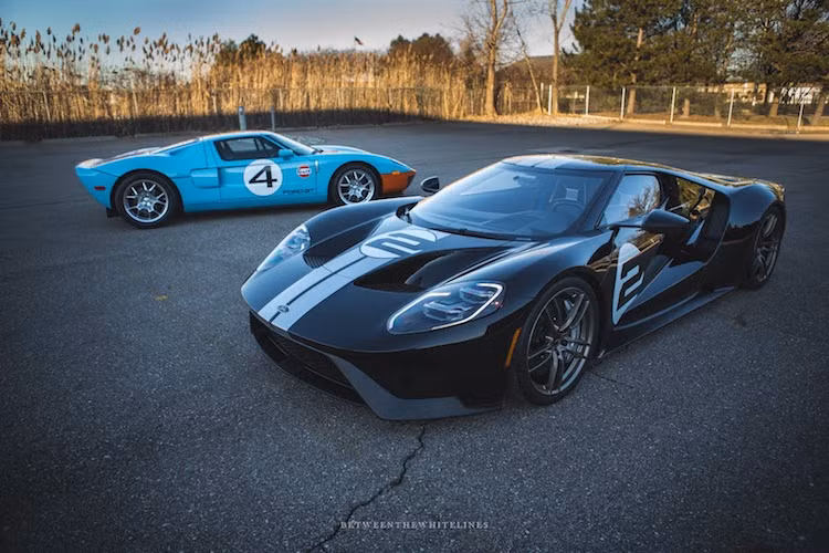 Hiện đã được bán ra, siêu xe phiên bản đặc biệt Ford GT '66 Heritage Edition đã có dịp "so dáng" bên cạnh "người tiền nhiệm" GT Heritage Edition của thế hệ trước, được sản xuất từ 10 năm trước.