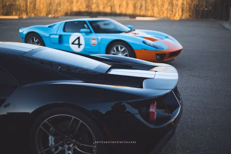 So với các phiên bản thường, Ford GT Heritage Edition chỉ có khác biệt duy nhất đó là màu sơn xanh/cam giống chiếc xe đua GT40 Mk1 trong quá khứ. Đây là hai màu đặc trưng của hãng dầu Gulf - nhà tài trợ cho nhiều đội đua trơng Thế kỷ 20 và là một trong những mẫu "tem đấu" nổi tiếng nhất, dễ nhận biết nhất trong Thế giới xe đua.