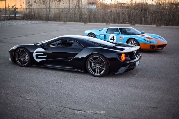 So với phiên bản thường, GT '66 Heritage Edition có ngoại thất được sơn và trang trí y hệt chiếc xe đã chiến thắng vào năm 1966 với màu sơn đen bóng Shadow Black, sọc trắng chạy dọc thân xe cùng số 2 được đánh ở hai bên cửa. Ngoài ra, bộ mâm của xe cũng được sơn màu Gold Satin đặc biệt. Bên trong nội thất, GT '66 Heritage Edition cũng có các tấm ốp cửa có số 2 cùng các chi tiết bằng sợi carbon trần, một số chi tiết trang trí màu vàng kim loại