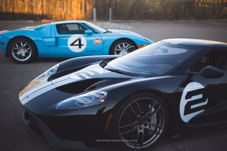 Trái tim" của GT Heritage Edition đời cũ là khối động cơ 5.4l V8 Modular với bộ siêu nạp, đem tới công suất tối đa 550 mã lực và mô-men xoắn cực đại 678 Nm, kết hợp hộp số sàn 6 cấp. Với sức mạnh này, Ford GT có thể tăng tốc từ 0-100 km/h chỉ trong 3,3 giây, tương đương với nhiều siêu xe hiện đại dù có hộp số sàn chuyển số chậm hơn. Tốc độ tối đa của xe là 330 km/h.