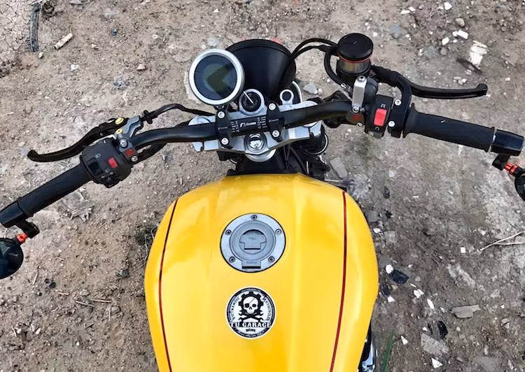 Bên cạnh phuộc, cặp mâm 3 cánh đơn cùng hệ thống phanh của xe không có sự thay đổi. Để tạo dáng tracker, xưởng độ đã thay cho XJR400 ghi-đông Rizoma cao và rộng hơn. Ở phía trên ghi-đông, cụm đồng hồ đôi nguyên bản của xe đã bị loại bỏ và thay bằng đồng hồ điện tử đa năng gọn gàng theo kiểu Ducati Scrambler.