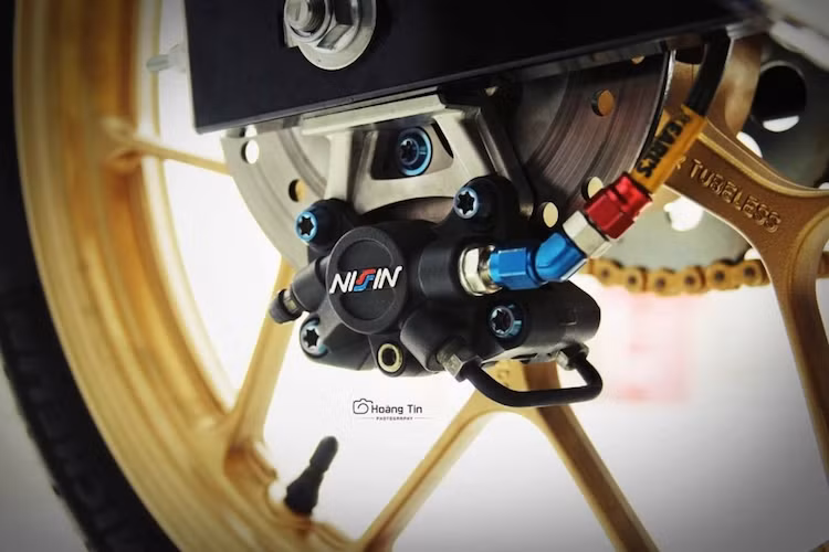 Tương tự như bánh trước, bánh sau xe cũng có hệ thống phanh với heo Nissin 2 piston đối xứng và dây dầu Earl's.