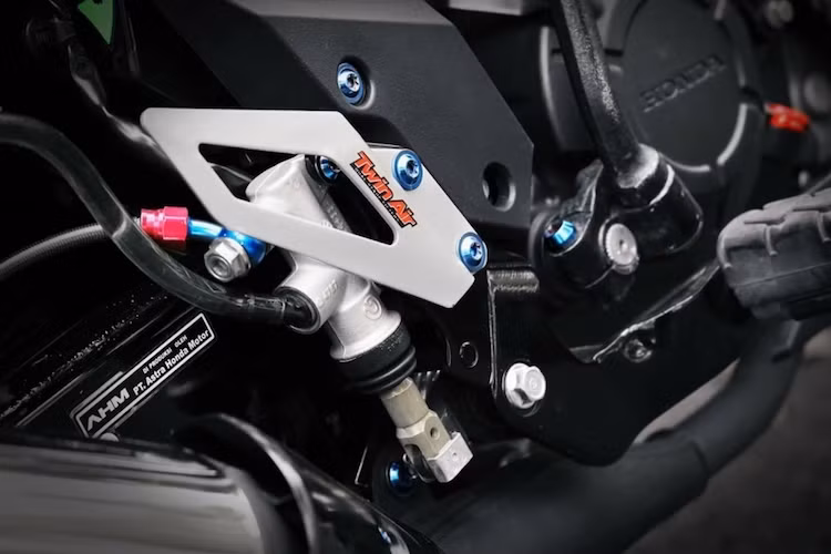 Nằm phía sau động cơ, chủ xe đã trang bị cho Sonic giò đạp từ hãng Kitaco của Nhật cùng với pen đạp cho hệ thống phanh sau của Brembo. Pô nguyên bản của Sonic được giữ nguyên.