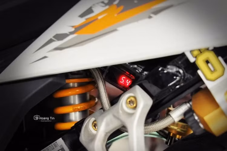 Kết thúc bản độ là phuộc sau được nâng cấp với cây phuộc Ohlins bình dầu rời đẳng cấp. Gần như toàn bộ các chi tiết bắt ốc trên xe cũng đều được thay bằng ốc titan của Proti.