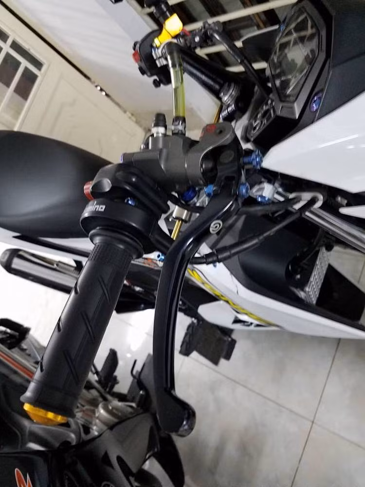 Hoàn thành hệ thống phanh trước của xe là cùm phanh Brembo Billet đẳng cấp cao, nằm bên cạnh là cùm ga cuốn Domino. Giữ ổn định cho cổ xe là cây trợ lực Matris được gắn gọn gàng ở bên dưới ghi-đông.