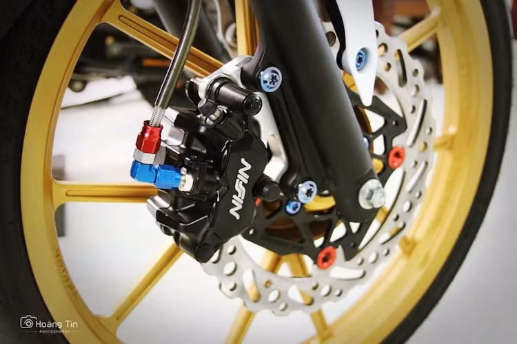 Thay vì cặp mâm 6 cánh kép nguyên bản, chủ xe đã trang bị cho Sonic bộ mâm 5 cánh kép của hãng Daytona với trọng lương nhẹ hơn. Hệ thống phanh trước của xe cấu thành từ đĩa Braketech, heo Nissin 2 pis và dây dầu Earl's.