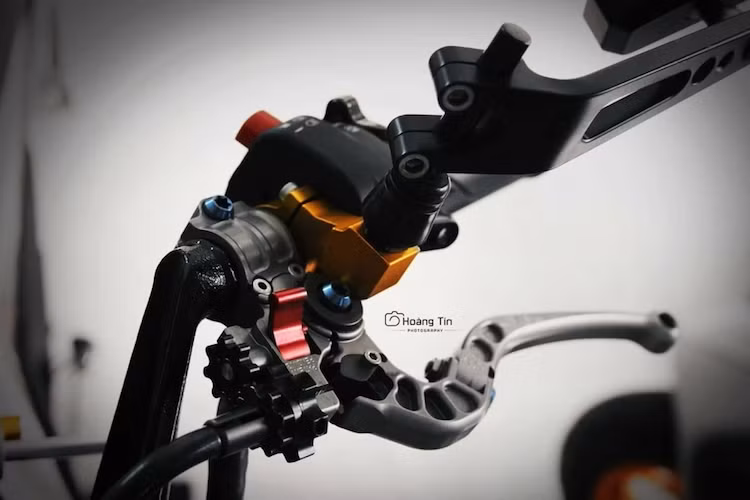 Trên bản độ này, cụm điều khiển của Sonic đã được chủ xe thay thế hoàn toàn, Trong đó tay lái bên trái có cùm côn CRG GP, cùm công tắc Domino và gương hậu Rizoma.