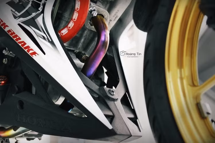 Khối động cơ nguyên bản 150 cc DOHC 1 xi-lanh của xế nổ Honda Sonic đã được nâng cấp để giải nhiệt hiệu quả hơn với cổ pô titan và dây ống nước làm mát Samco. Ngoài ra, động cơ còn được trang trí với nắp dầu Rizoma và loạt ốc titan Proti.