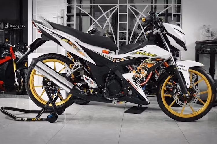 Ra mắt lần đầu vào năm 2015, Honda Sonic 150R là thế hệ mới nhất của dòng xe côn tay underbone Sonic nổi tiếng. Ở dạng nguyên bản, mẫu xe này vốn đã sở hữu kiểu dáng sắc sảo và thể thao, chính vì vậy một người chơi xe tại Sài Gòn đã chỉ tập trung nâng cấp Sonic với một số món đồ chơi "hàng hiệu".