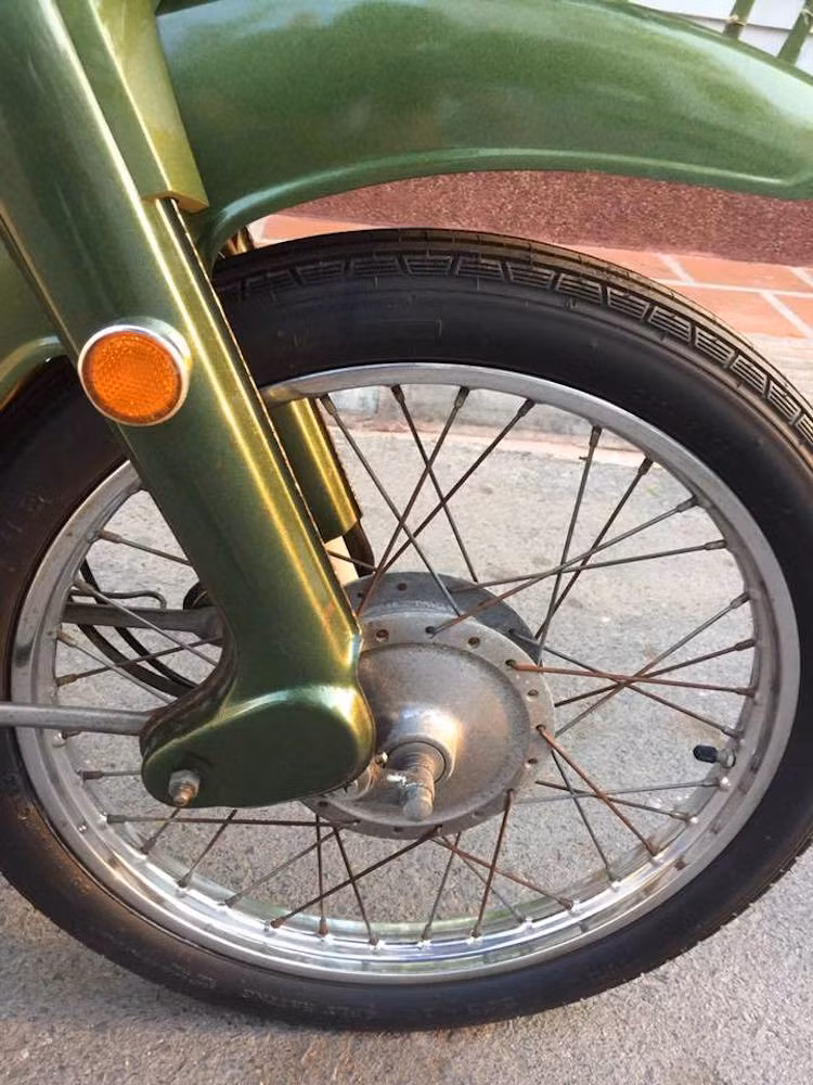 Giống như đối thủ, Mate 50 được trang bị cấu hình bánh 17 inch sử dụng vành nan ở cả phía trước và sau xe. Hệ thống giảm xóc trước cũng có dạng "giò gà" đặc trưng, trong khi giảm xóc sau dùng phuộc ống lồng kép. Cả phía trước và sau của Mate 50 cũng đều sử dụng phanh đùm.