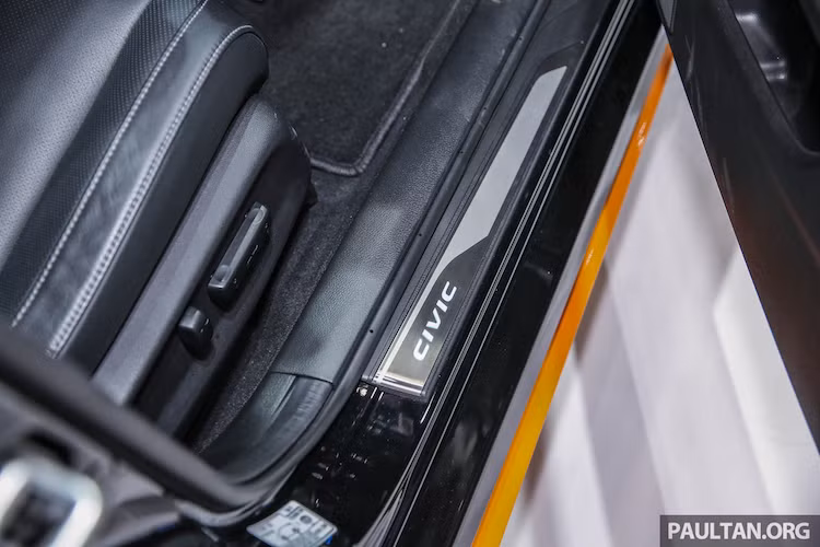 Thay đổi duy nhất của chiếc Civic Modulo bên trong nội thất là nẹp ở bậu cửa với chữ Civic chiếu đèn LED sáng bên dưới. Về hệ động lực, chiếc Honda Civic Modulo vẫn không có gì thay đổi so với phiên bản thường với động cơ VTEC tăng áp 1.5l 4 xi-lanh thẳng hàng kèm hộp số tự động CVT và hệ dẫn động cầu trước, cho công suất 173 PS và mô-men xoắn cực đại 220 Nm.