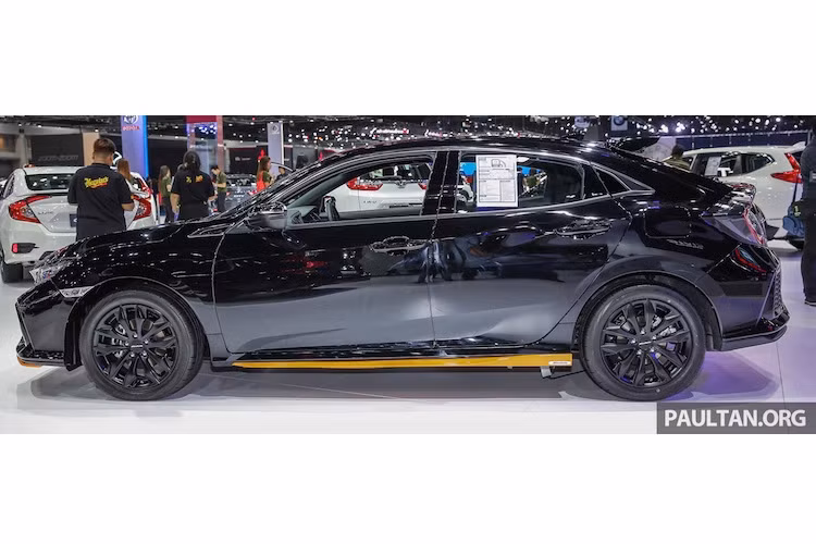 Chạy dọc theo trục cơ sở, những chiếc Civic Modulo cũng được lắp nẹp thân khí động học. Trong khi đó, bộ mâm nguyên bản của xe sẽ được đổi thành mâm thể thao Modulo với thiết kế 5 cánh kép và đường kính vành 17 inch.