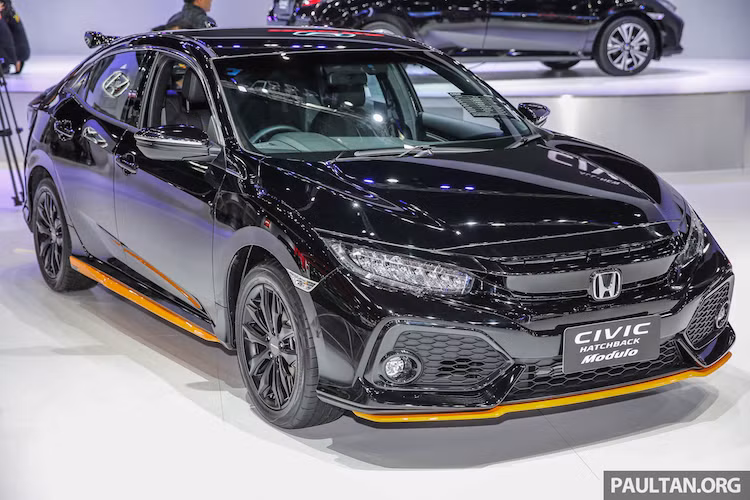 Với Civic thế hệ thứ 10, Honda đã "lột xác" hoàn toàn, thiết kế lại từ đầu để chiếc xe sở hữu vẻ đẹp sắc sảo và thể thao nhất trong phân khúc. Tuy nhiên cũng giống như những dòng xe Honda khác, Honda Civic 2017 sẽ càng trở nên thể thao hơn với gói phụ kiện chính hãng Modulo. Mới đây, gói độ Modulo đã được Honda chính thức giới thiệu tại triển lãm xe Bangkok 2017.