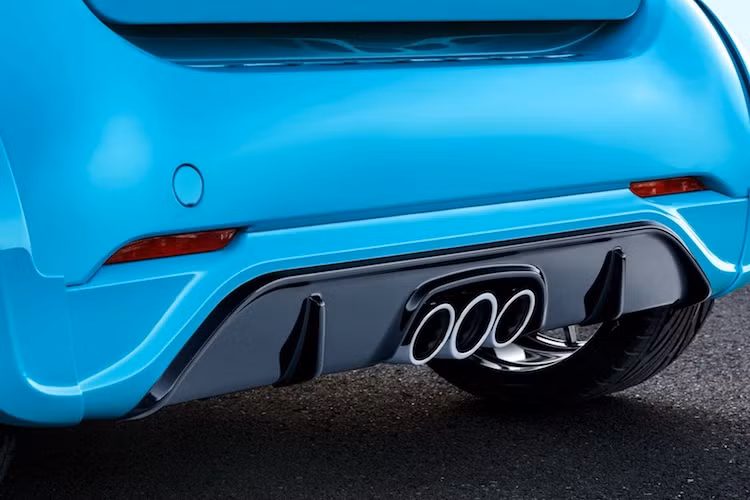 Vẫn được trang bị động cơ bé nhỏ 3 xi-lanh 900 cc ở phía đuôi xe như bản thường, nhưng Smart Fortwo Brabus Ultimate 125 đã được Brabus độ tăng áp mới để cho công suất tối đa 123 mã lực. Với động cơ mạnh hơn, xe mất 9,2 giây để tăng tốc từ 0-100 km/h và có vận tốc đối đa giới hạn ở mức 175 km/h.